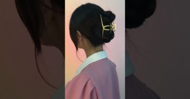 I have to say that girls wearing grip clips are really extra points. The hair is long and heavy